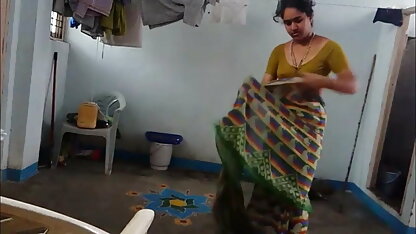 एक आदमी फिल्माया हिंदी में सेक्सी वीडियो मूवी अश्लील घर पर जहां वह एक लड़की मोज़ा में और एक बेल्ट